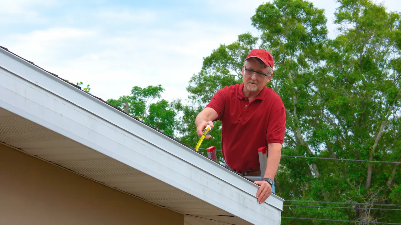 professional doing a stucco repair on a new jersey home